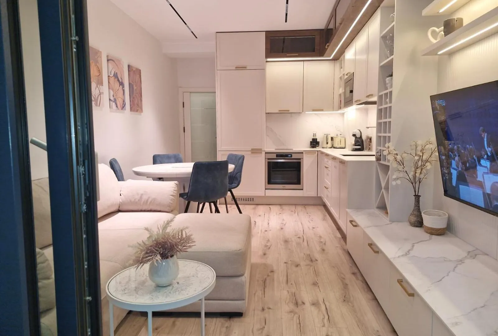 Apartment Marbel - Designer Retreat With Free Parking Burgas City